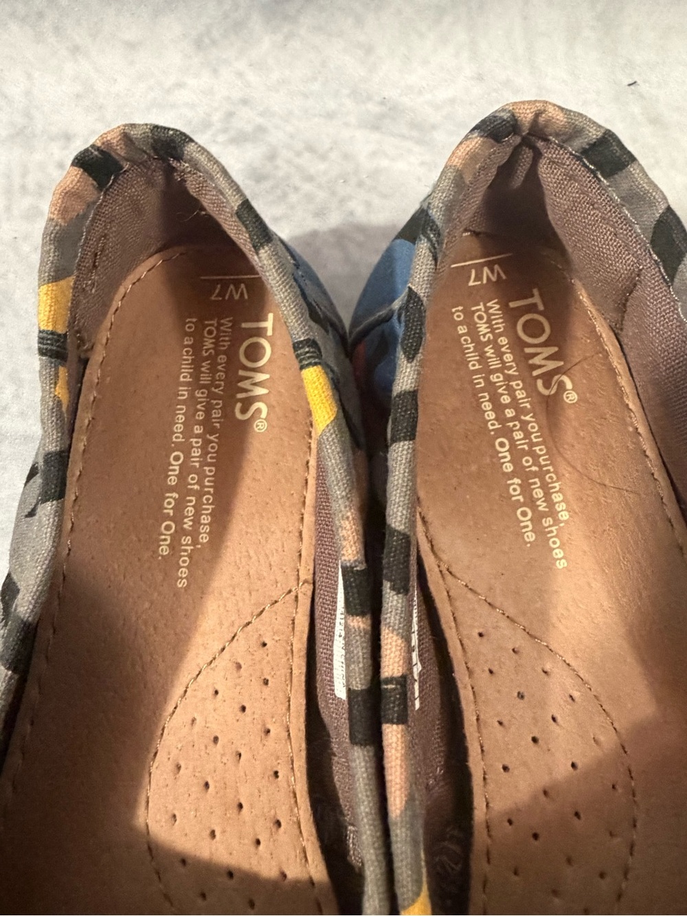TOMS Classic Slip On Shoes Abstract Print Canvas Flats Women’s Size 7 - Picture 5 of 8